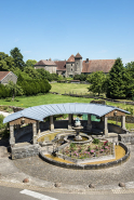 Vue d'ensemble de la fontaine avec la maison forte en arrière-plan. © Région Bourgogne-Franche-Comté, Inventaire du patrimoine