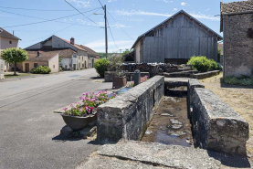 Le ruisseau canalisé traversant le village. © Région Bourgogne-Franche-Comté, Inventaire du patrimoine