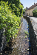 Le ruisseau canalisant traversant le village. © Région Bourgogne-Franche-Comté, Inventaire du patrimoine