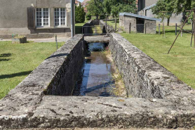 Le ruisseau canalisé qui traverse le village. © Région Bourgogne-Franche-Comté, Inventaire du patrimoine