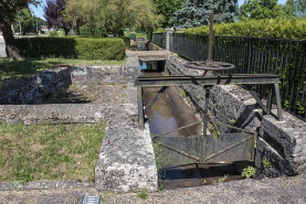Détail de la vanne située en aval sud de la remise de matériel d'incendie et d'un lavoir en pierre. © Région Bourgogne-Franche-Comté, Inventaire du patrimoine