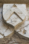 Blason situé au dessus de la porte d'accès à la tour depuis la cour intérieure. © Région Bourgogne-Franche-Comté, Inventaire du patrimoine