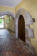 Porte encadrée de pierre de taille, rez-de-jardin. © Région Bourgogne-Franche-Comté, Inventaire du patrimoine