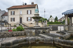 La fontaine et la maison commune au centre du village. © Région Bourgogne-Franche-Comté, Inventaire du patrimoine