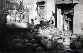Déchargement de tonneaux dans la rue principale. © Région Bourgogne-Franche-Comté, Inventaire du patrimoine
