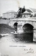 Le pont au niveau de l'île de la Rezelle, carte postale. © Région Bourgogne-Franche-Comté, Inventaire du patrimoine