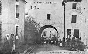 Ancienne porte située rue de l'Eglise, carte postale. © Région Bourgogne-Franche-Comté, Inventaire du patrimoine