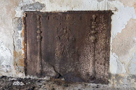 Intérieur : la plaque de cheminée. © Région Bourgogne-Franche-Comté, Inventaire du patrimoine
