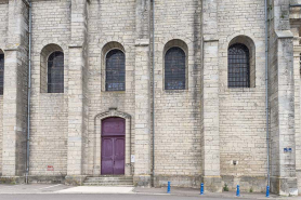 Le mur latéral ouest avec les baies en plein cintre. © Région Bourgogne-Franche-Comté, Inventaire du patrimoine