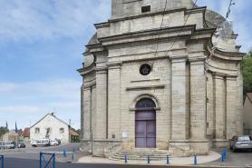 Vue de trois-quart, avec la place accueillant le monument aux morts en arrière plan. © Région Bourgogne-Franche-Comté, Inventaire du patrimoine