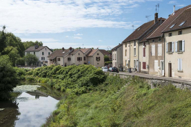 Vue d'ensemble de l'habitat depuis la route nationale. © Région Bourgogne-Franche-Comté, Inventaire du patrimoine