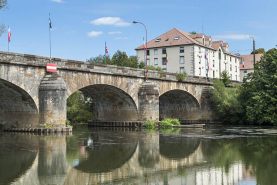 Le pont reliant Saint-Valère à l'île de la Rezelle. © Région Bourgogne-Franche-Comté, Inventaire du patrimoine
