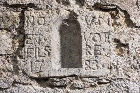 Date portée avec inscriptions, impasse du château. © Région Bourgogne-Franche-Comté, Inventaire du patrimoine