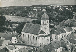 Eglise vue du ciel, carte postale. © Région Bourgogne-Franche-Comté, Inventaire du patrimoine