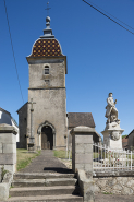 La façade antérieure et le monument aux morts. © Région Bourgogne-Franche-Comté, Inventaire du patrimoine