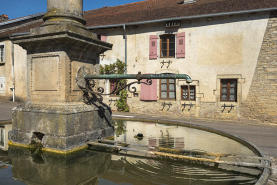 Le bassin et la base de la colonne. © Région Bourgogne-Franche-Comté, Inventaire du patrimoine