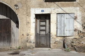La porte donnant accès au logement de la ferme. © Région Bourgogne-Franche-Comté, Inventaire du patrimoine
