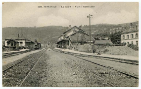 1239. Morteau - La gare - Vue d'ensemble, carte postale, par Simon, s.d. [1ère moitié 20e siècle], Simon éd. à Maîche Porte la date 10 février 1928 (manuscrite) au verso. © Région Bourgogne-Franche-Comté, Inventaire du patrimoine