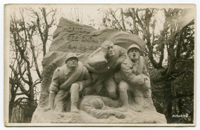 [Vue rapprochée du monument aux morts], carte postale, par M. Makeeff, s.d. [2e quart 20e siècle] Porte la date 5 juin 1935 (manuscrite) au verso. © Région Bourgogne-Franche-Comté, Inventaire du patrimoine