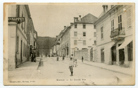 Morteau - La Grande Rue, carte postale, s.n., s.d. [4e quart 19e siècle], Gueussot éd. à Morteau (n° 605). Porte la date 15 décembre 1923 (manuscrite) au verso. Dos avant 1903. © Région Bourgogne-Franche-Comté, Inventaire du patrimoine