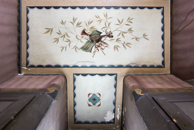Plafond du repos entre le 2e et le 3e palier : trophée de musique. © Région Bourgogne-Franche-Comté, Inventaire du patrimoine