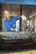 Démoulage de clochettes. © Région Bourgogne-Franche-Comté, Inventaire du patrimoine
