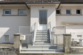 Maison au n° 10 rue Emile Cattin : escalier et entrée. © Région Bourgogne-Franche-Comté, Inventaire du patrimoine