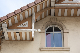 Maison au n° 1 rue Pasteur, façade antérieure : fenêtre et décor en partie haute. © Région Bourgogne-Franche-Comté, Inventaire du patrimoine