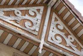Maison au n° 1 rue Pasteur, façade antérieure : décor du pignon. © Région Bourgogne-Franche-Comté, Inventaire du patrimoine