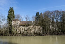 Communs du château, vue depuis la rue du Moulin rouge. © Région Bourgogne-Franche-Comté, Inventaire du patrimoine
