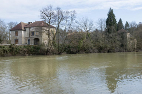 Porte septentrionale du château de Conflandey et la Saône. © Région Bourgogne-Franche-Comté, Inventaire du patrimoine