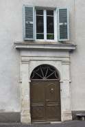 Façade antérieure : détail de la porte d'entrée. © Région Bourgogne-Franche-Comté, Inventaire du patrimoine