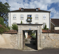 La façade antérieure et le portail d'entrée. © Région Bourgogne-Franche-Comté, Inventaire du patrimoine