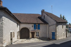 La façade antérieure et la cour. © Région Bourgogne-Franche-Comté, Inventaire du patrimoine