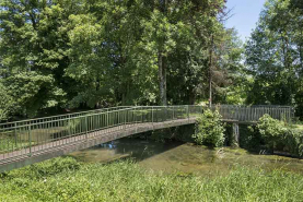Passerelle au-dessus du ruisseau. © Région Bourgogne-Franche-Comté, Inventaire du patrimoine