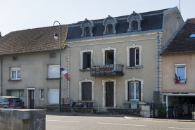 Maison n°6, vue de trois-quarts gauche. © Région Bourgogne-Franche-Comté, Inventaire du patrimoine