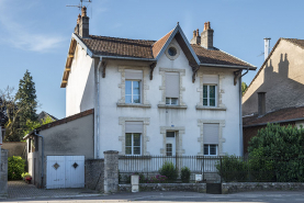 Maison n°10, vue de trois-quarts droit. © Région Bourgogne-Franche-Comté, Inventaire du patrimoine