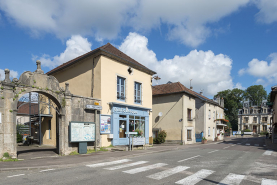 Extrémité nord de la rue Armand Paulmard, en direction de la porte du bourg (détruite). © Région Bourgogne-Franche-Comté, Inventaire du patrimoine