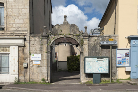 Portail de la cour. © Région Bourgogne-Franche-Comté, Inventaire du patrimoine