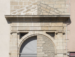 Ancien portail d'entrée, rue Armand Paulmard, détail. © Région Bourgogne-Franche-Comté, Inventaire du patrimoine