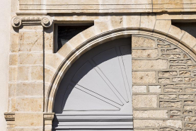 Ancien portail d'entrée, rue Armand Paulmard, détail. © Région Bourgogne-Franche-Comté, Inventaire du patrimoine