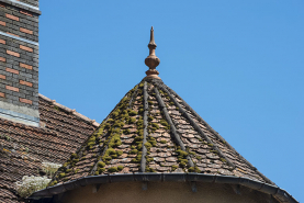 Toit conique nervuré de la tour demi-hors-œuvre. © Région Bourgogne-Franche-Comté, Inventaire du patrimoine