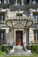 Porte d'entrée principale surmontée d'une marquise, vue de face. © Région Bourgogne-Franche-Comté, Inventaire du patrimoine