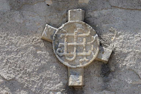 Clef de voûte de l'ancienne église de Saint-Albin incorporée dans un mur. © Région Bourgogne-Franche-Comté, Inventaire du patrimoine