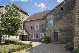 Vue rapprochée de trois-quart nord-ouest de la façade postérieure. © Région Bourgogne-Franche-Comté, Inventaire du patrimoine