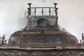 Détail de la partie chauffe-plat du poêle-récuperateur de chaleur. © Région Bourgogne-Franche-Comté, Inventaire du patrimoine