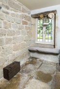 Pierre d'évier sous une baie et détail de mur intérieur au rez-de-chaussée de l'habitation. © Région Bourgogne-Franche-Comté, Inventaire du patrimoine