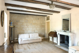 Cheminée et mur intérieur au rez-de-chaussée de l'habitation. © Région Bourgogne-Franche-Comté, Inventaire du patrimoine