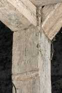 Détail de date (1776) et de croix sculptée sur un poteau de la charpente de la grange. © Région Bourgogne-Franche-Comté, Inventaire du patrimoine