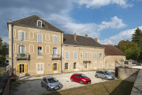 Façade sur la cour, vue de trois-quarts droit. © Région Bourgogne-Franche-Comté, Inventaire du patrimoine
